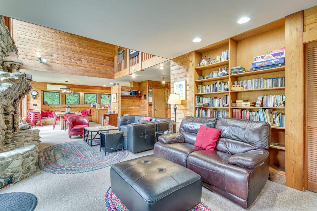 Barrel House at Timberlane Village - Two Bedroom Home with Hot Tub — photo 5