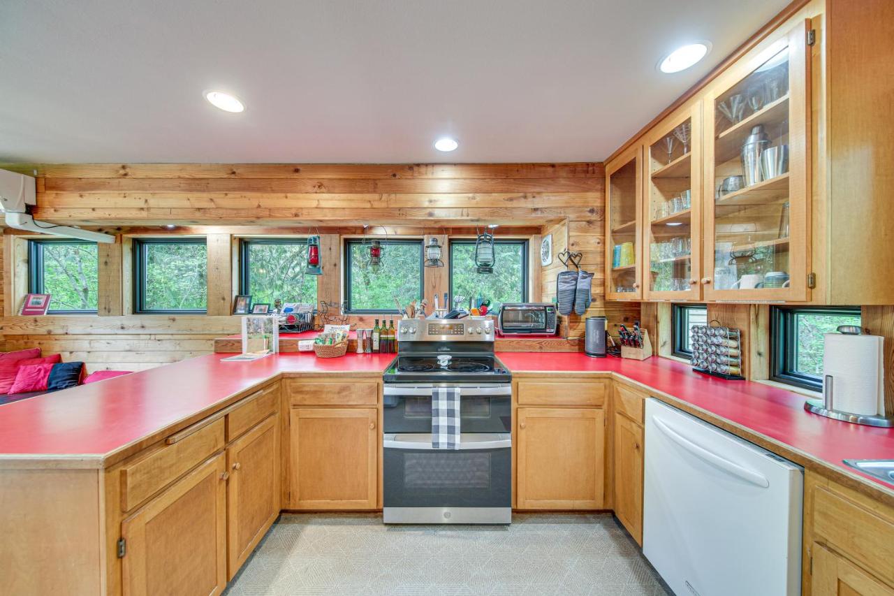 Barrel House at Timberlane Village - Two Bedroom Home with Hot Tub — photo 14
