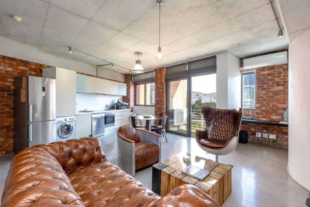Trendy Loft Apartment near the Waterfront and CBD - 4