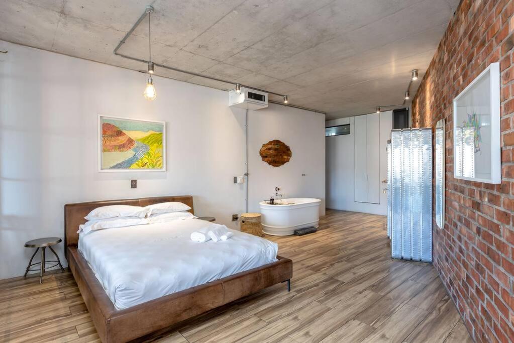 Trendy Loft Apartment near the Waterfront and CBD - 2