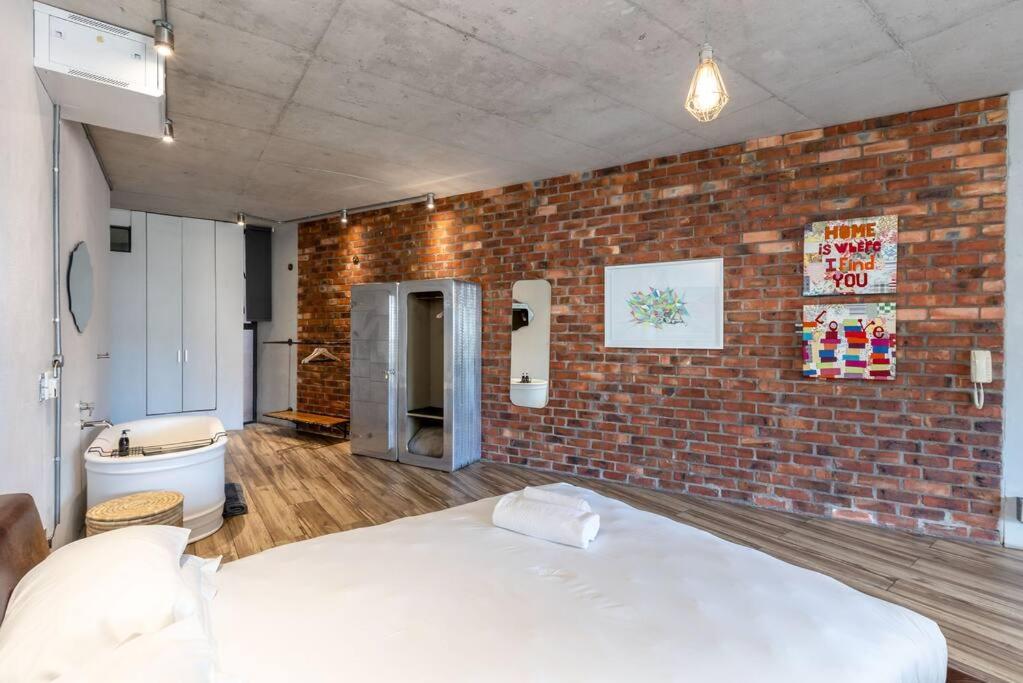 Trendy Loft Apartment near the Waterfront and CBD - 3