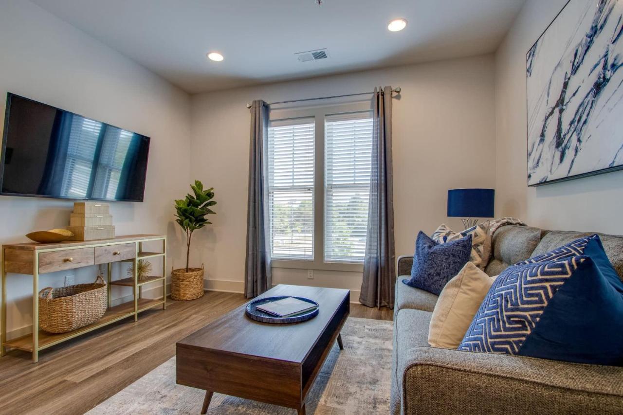 New East Nash - King Bed Short Drive to Dwntwn