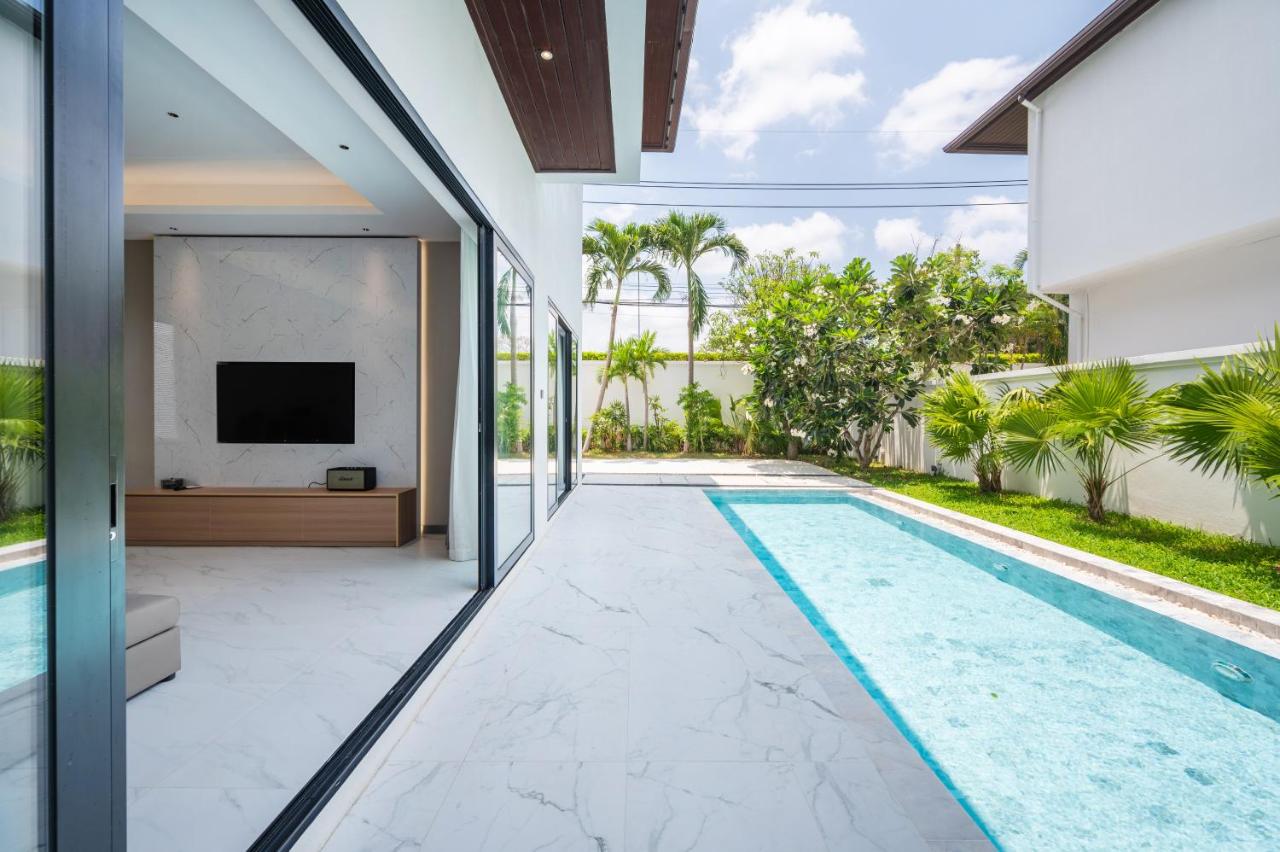 View of 暂停五星高端高尔夫球私人泳池三卧家庭别墅