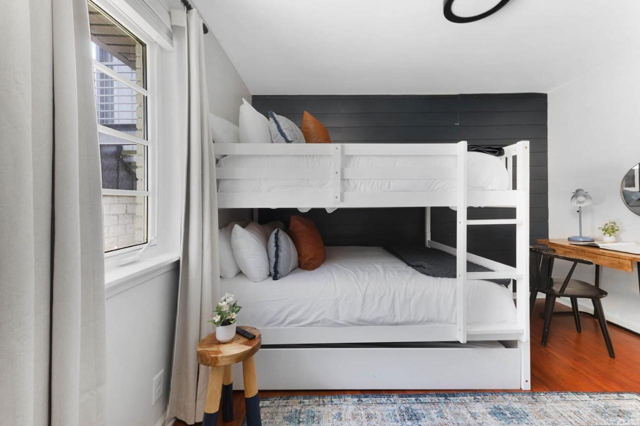 The Blue Bungalow - 4 beds And 7 Mins To Broadway! - 3