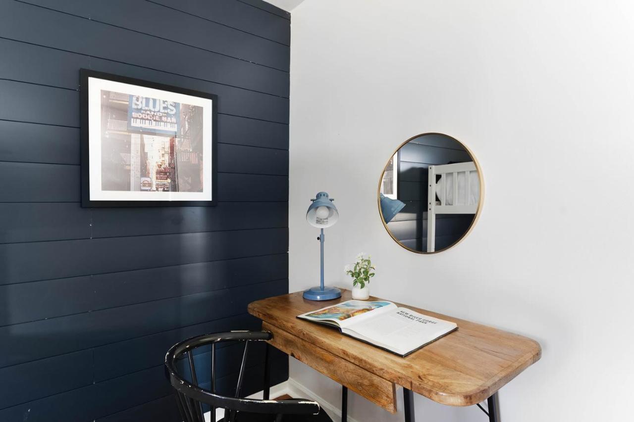 The Blue Bungalow - 4 beds And 7 Mins To Broadway! - 5