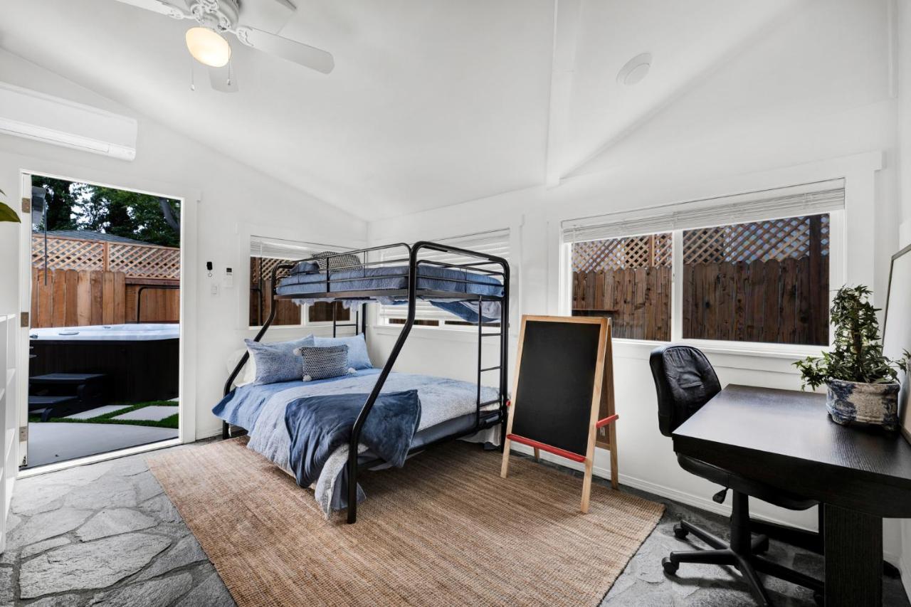 Retro Cottage, Hot Tub, Putting Green, walk to all - 2