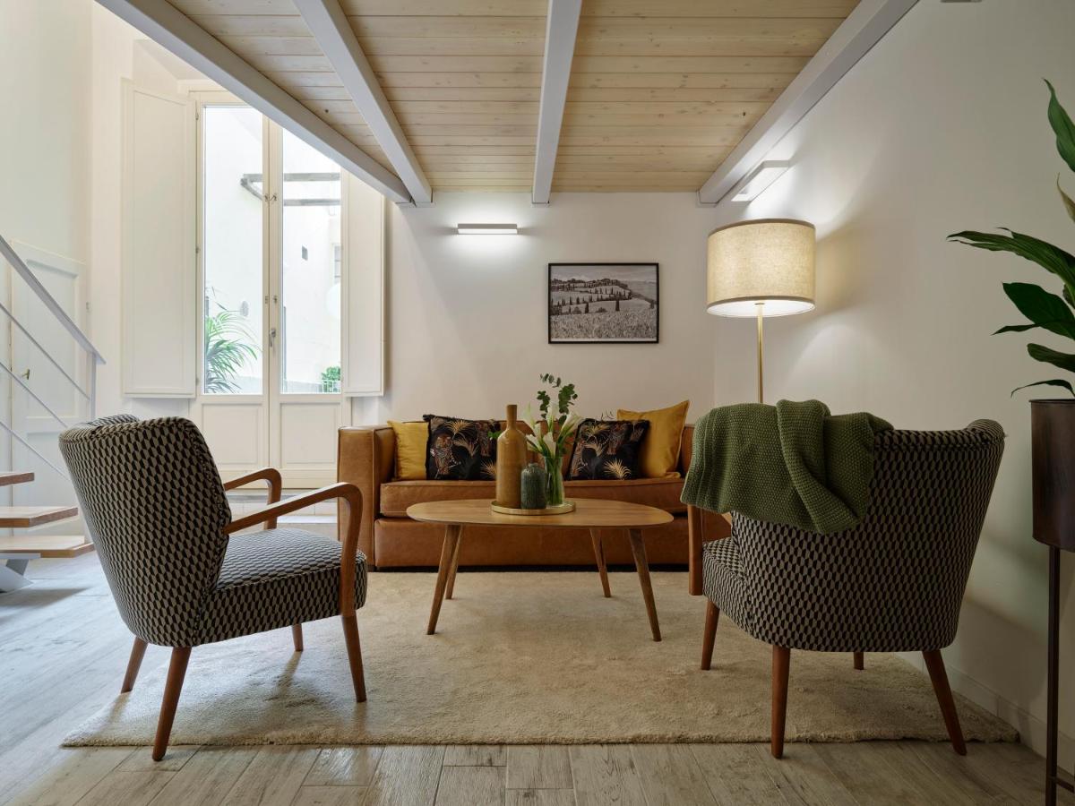 Bright 3-Bedroom Apartment with Patio in Florence Historic Center Near Duomo