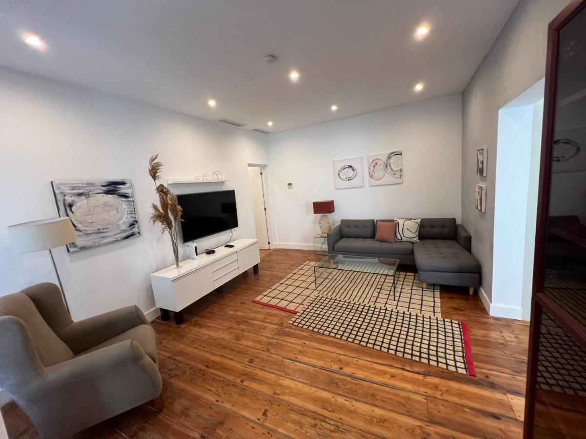 Luxe 2BR Family Oasis in Gibraltar