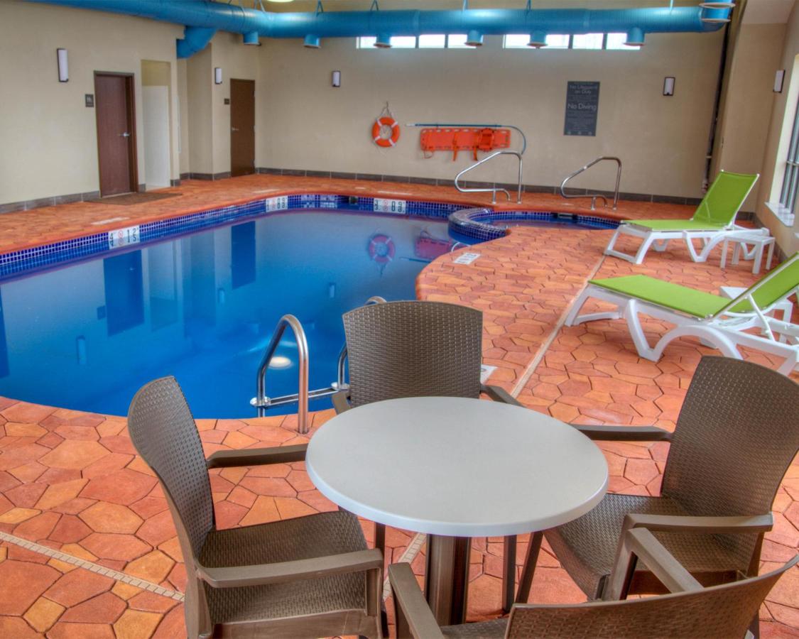 Heated swimming pool: Comfort Suites Plymouth near US-30