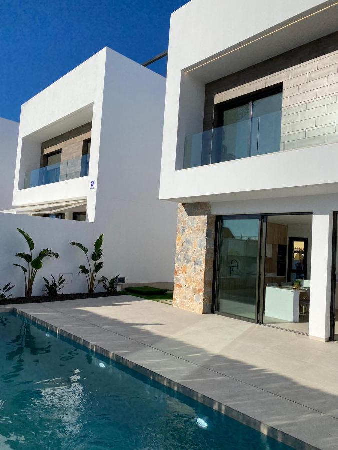Piscina y Exterior