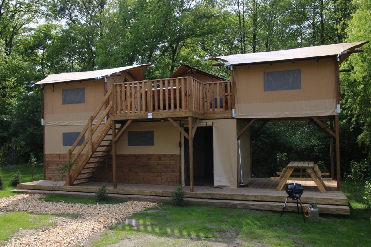 Het gebouw waarin de camping zich bevindt