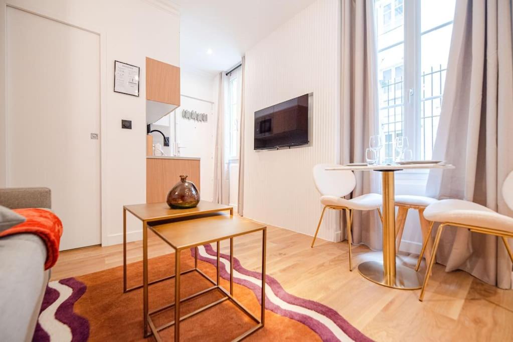 Exposition - Eiffel tower - 5