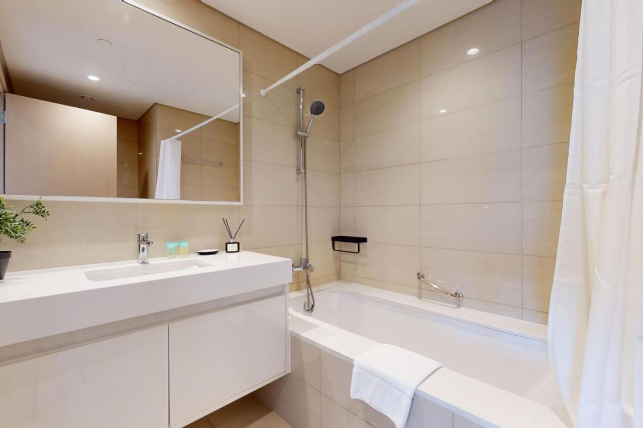 Vacationer Holiday Homes I Central Two Bedroom I Burj Royale - 3