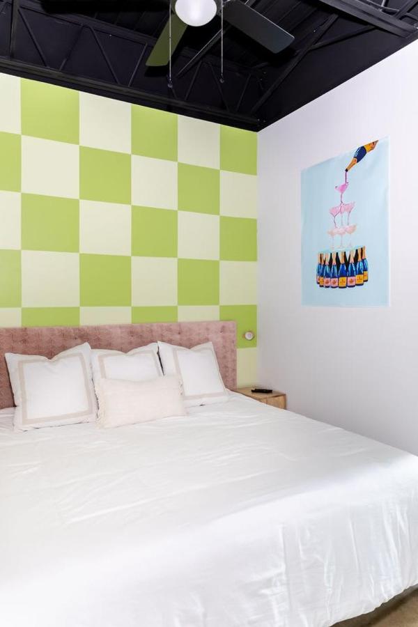 NEW Studio Sleeps 4 - 7 mins to DT - 2