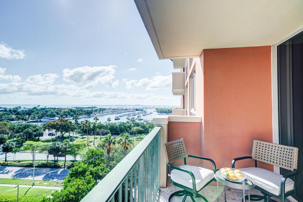 Coconut Grove Beauty 1 bedroom Bayview Condo with Free Parking