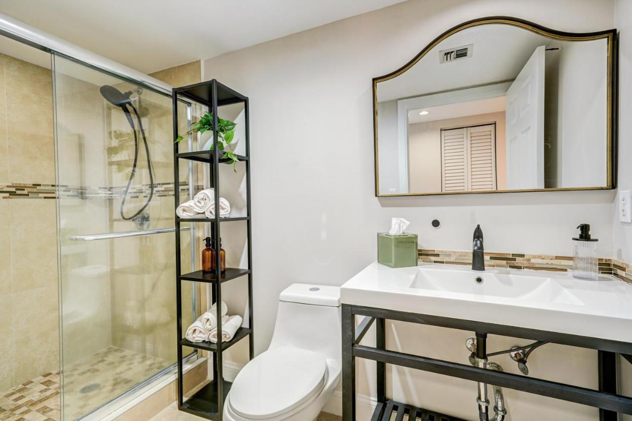 Coconut Grove Beauty 1 bedroom Bayview Condo with Free Parking - 5