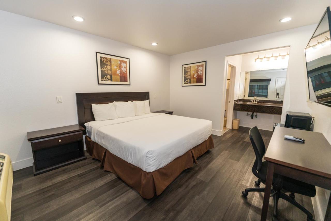 Monterey Surf Inn — photo 10