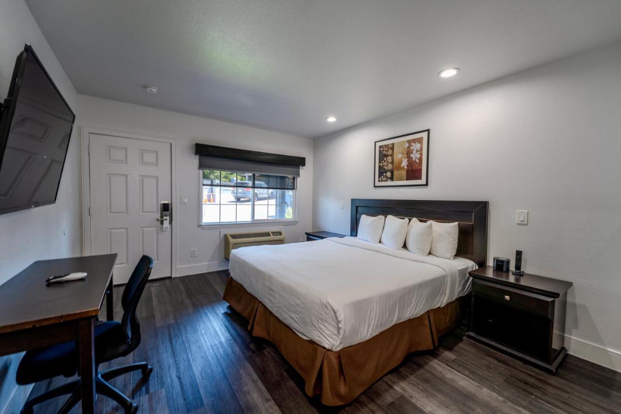 Monterey Surf Inn — photo 2
