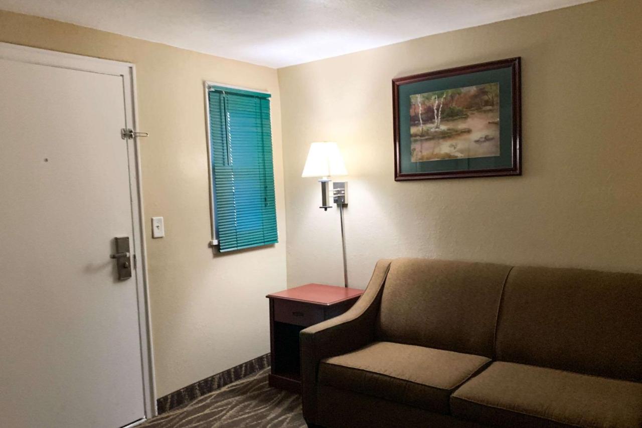 Roadside Motel — photo 9