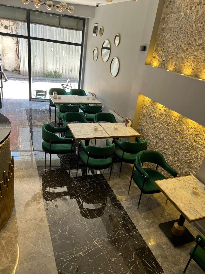 dolphin hotel cafe - 4