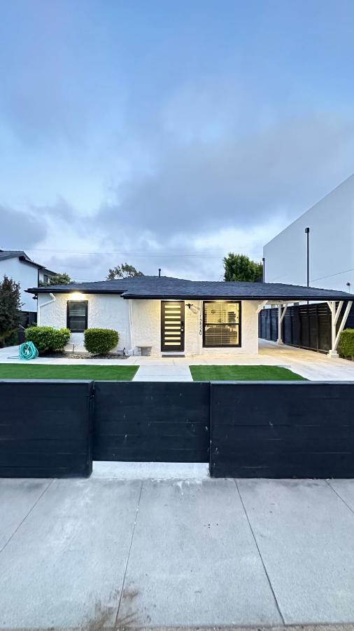 Modern Studio Stylish &Cozy Back Unit