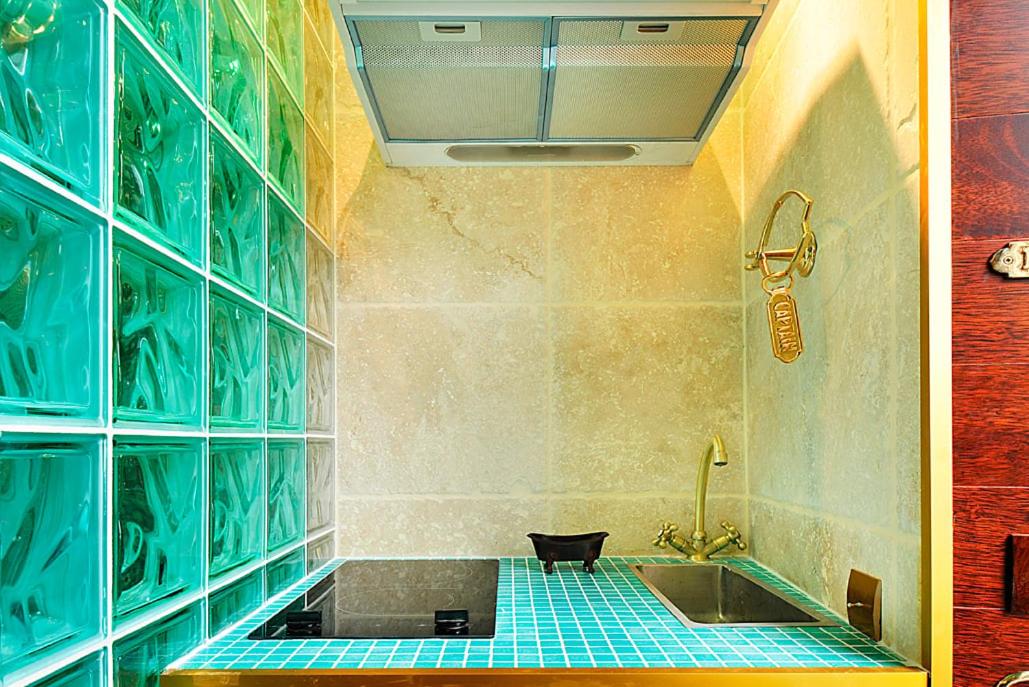 Paris Marais Tiny Boat MERRIB - 5