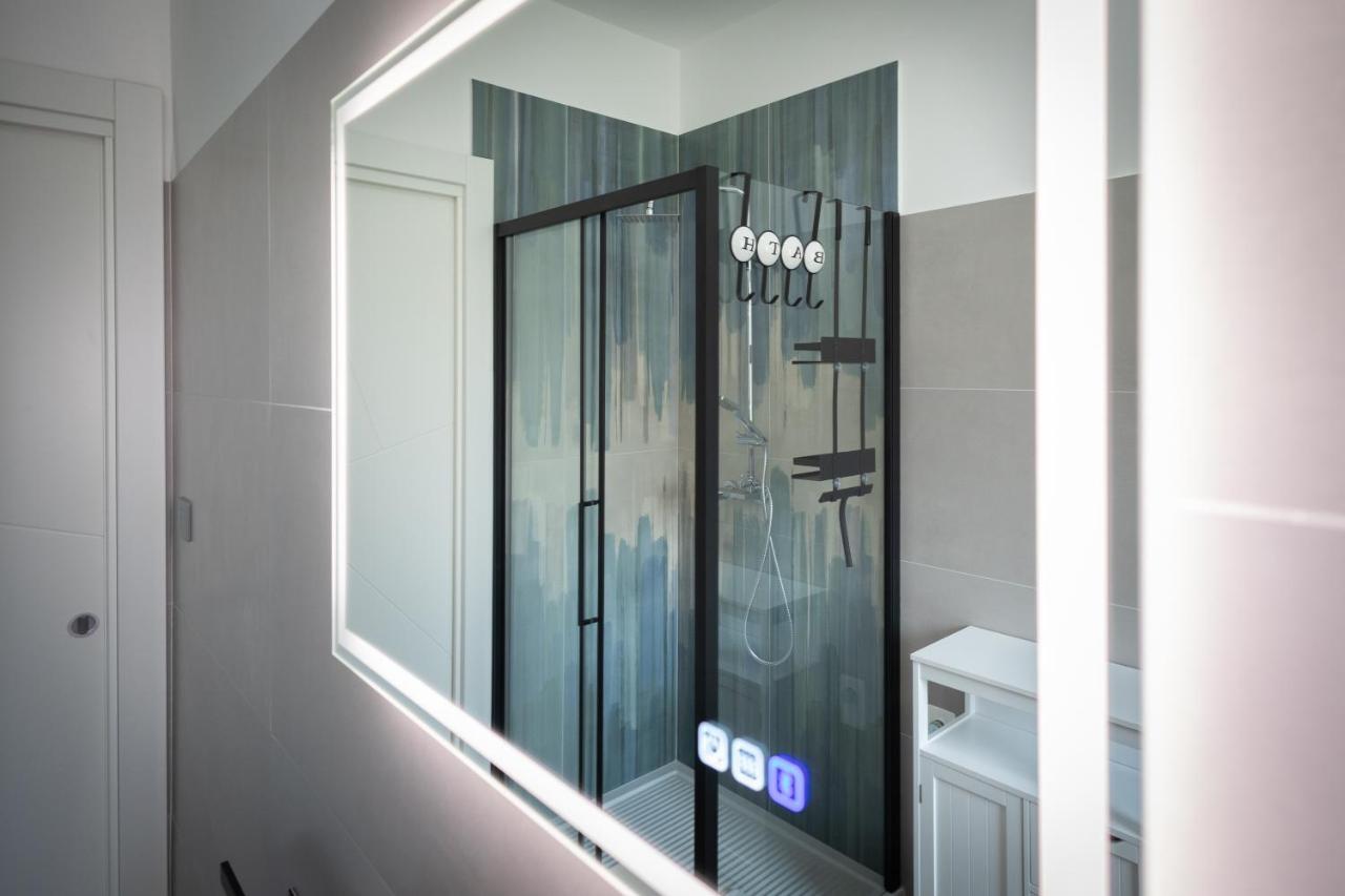 Marconi white flower house - 3