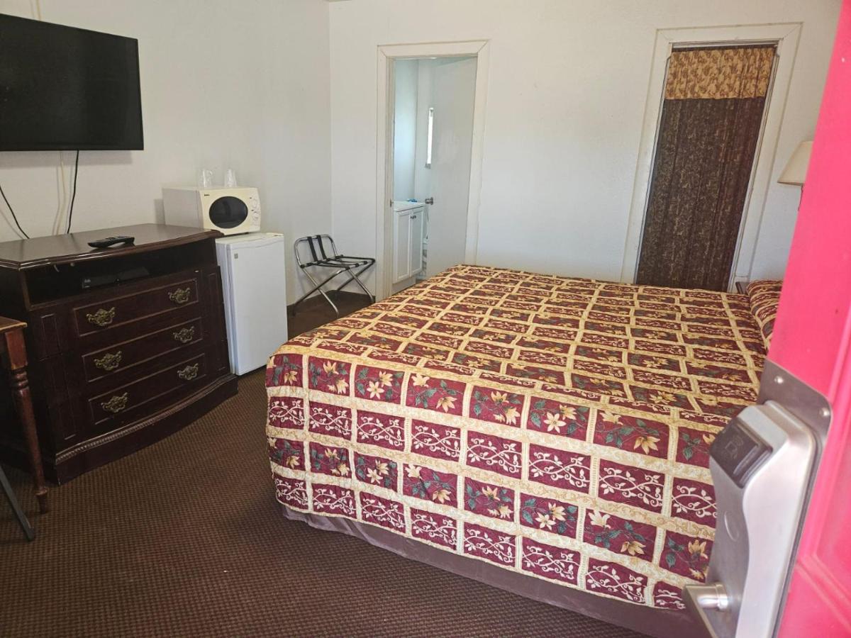 Budget Inn — photo 14