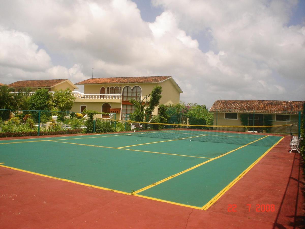 Tennis court: Villablanca Garden Beach Hotel