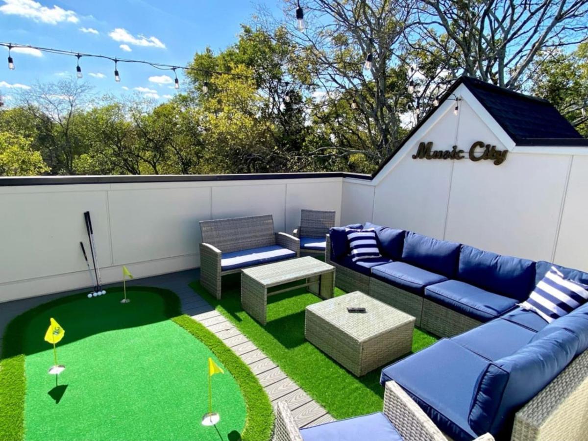 East Nashville Townhome 5min to Grand Ole Opry! Rooftop Deck, Grill, TV and Golf