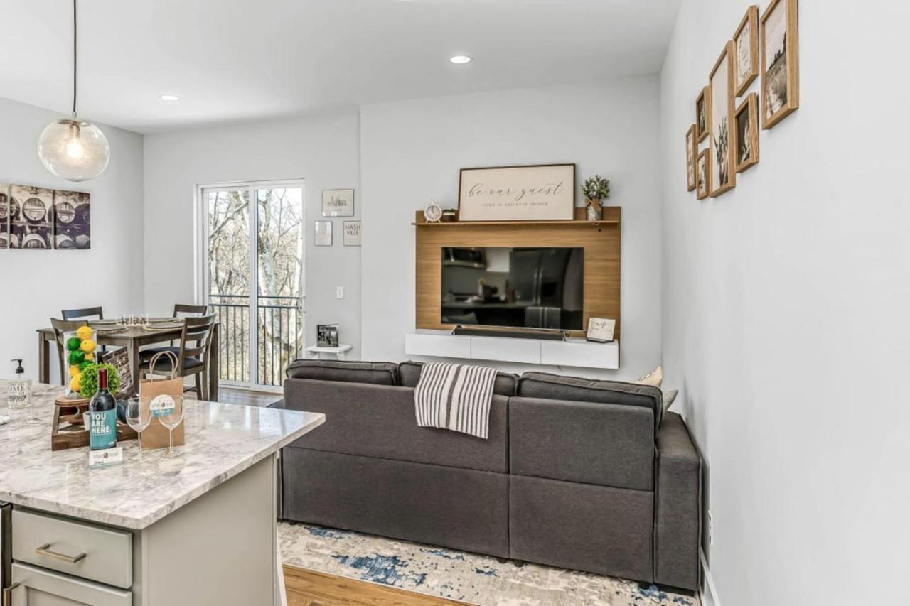 East Nashville Townhome 5min to Grand Ole Opry! Rooftop Deck, Grill, TV and Golf - 4