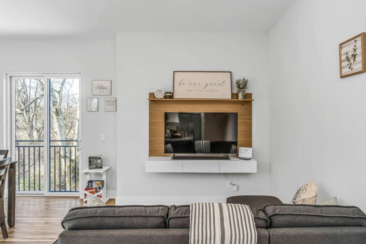 East Nashville Townhome 5min to Grand Ole Opry! Rooftop Deck, Grill, TV and Golf - 5