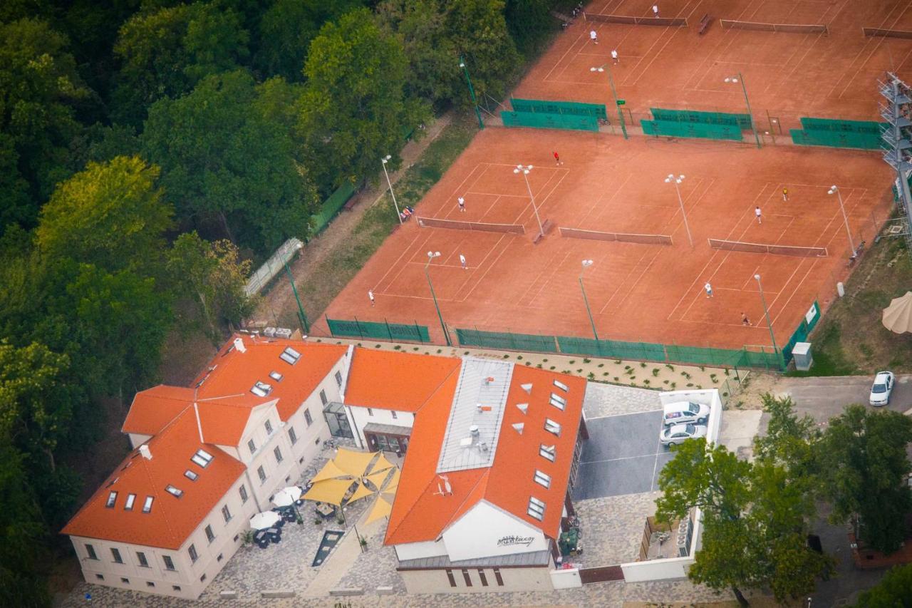 Tennis court: Munkácsy Hotel