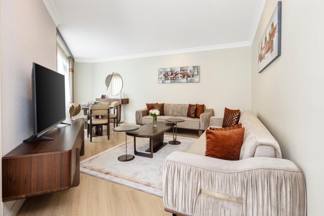 Deluxe Corner Three-Bedroom Apartment