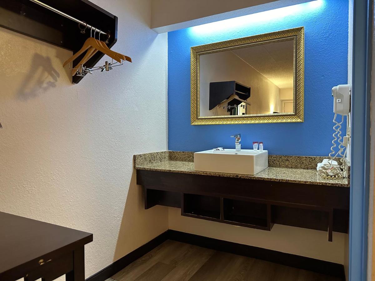 American Inn and Suites Bishop Airport — photo 19