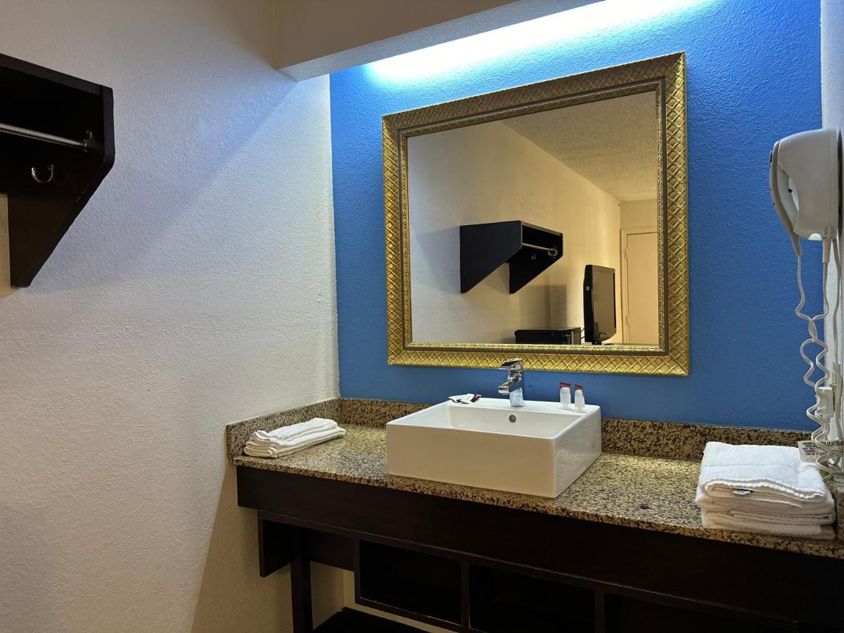American Inn and Suites Bishop Airport — photo 16