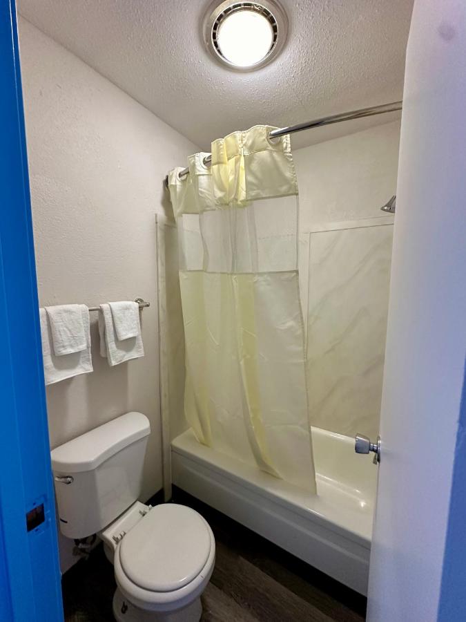 American Inn and Suites Bishop Airport — photo 13
