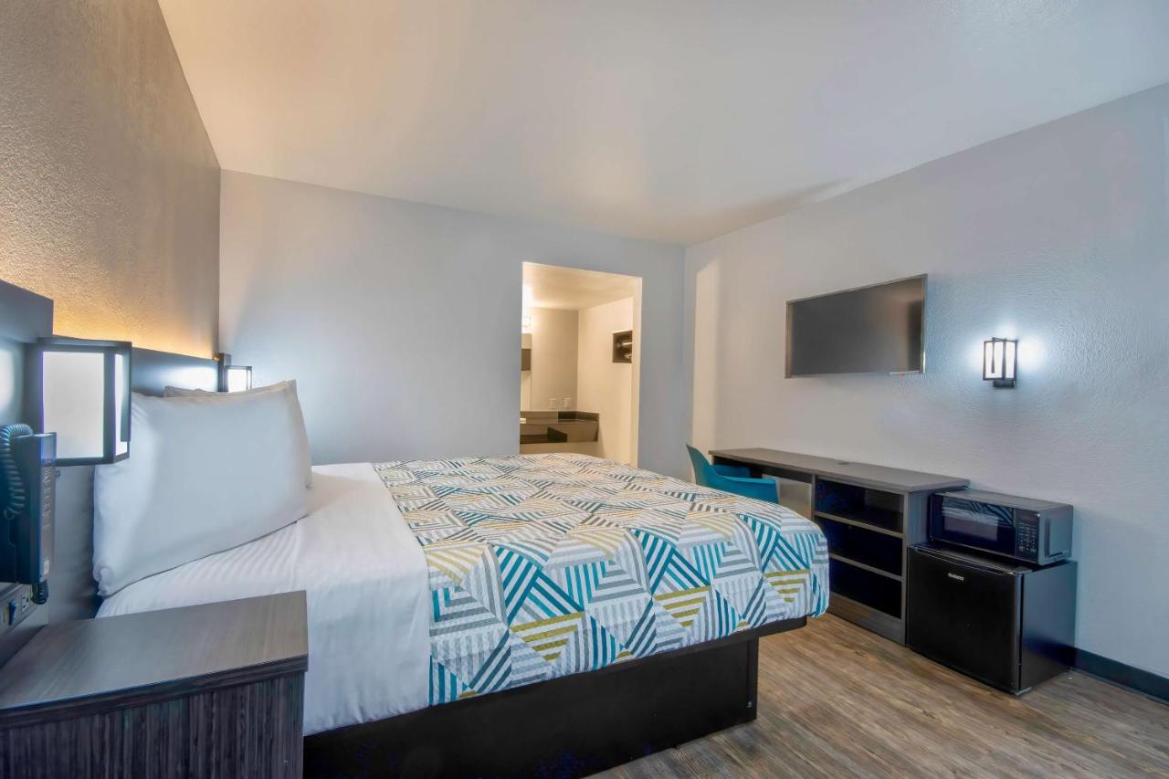 Image: Motel 6-Albuquerque, NM - Carlisle