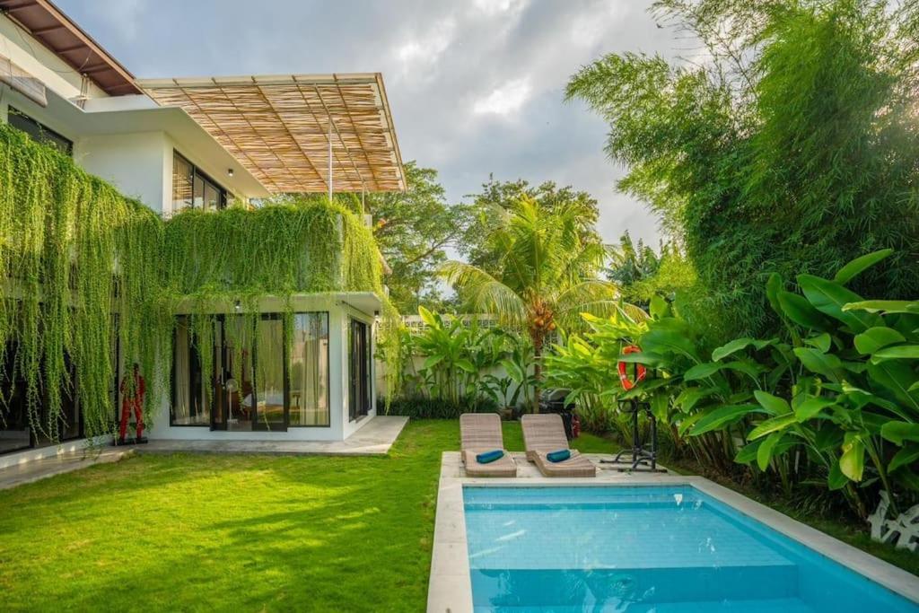 Lush 3 BR enclose living room next to Canggu beach