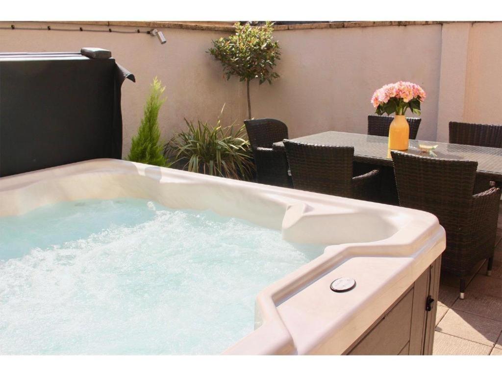 Dream Stays Bath - Trim Street Townhouse with Hot tub - 4
