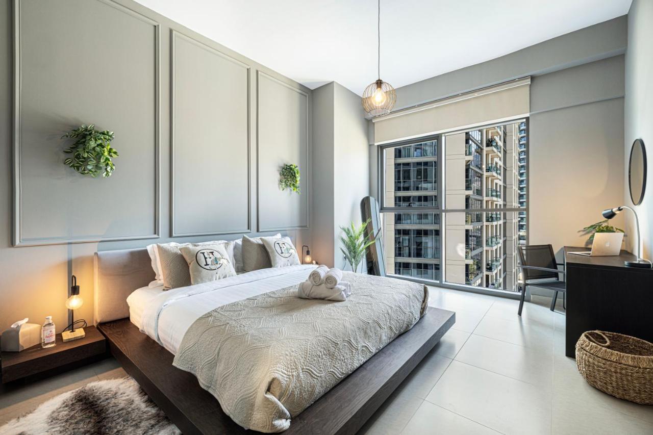 Iconic Burj Khalifa Views from Luxury 1BR Home - 4