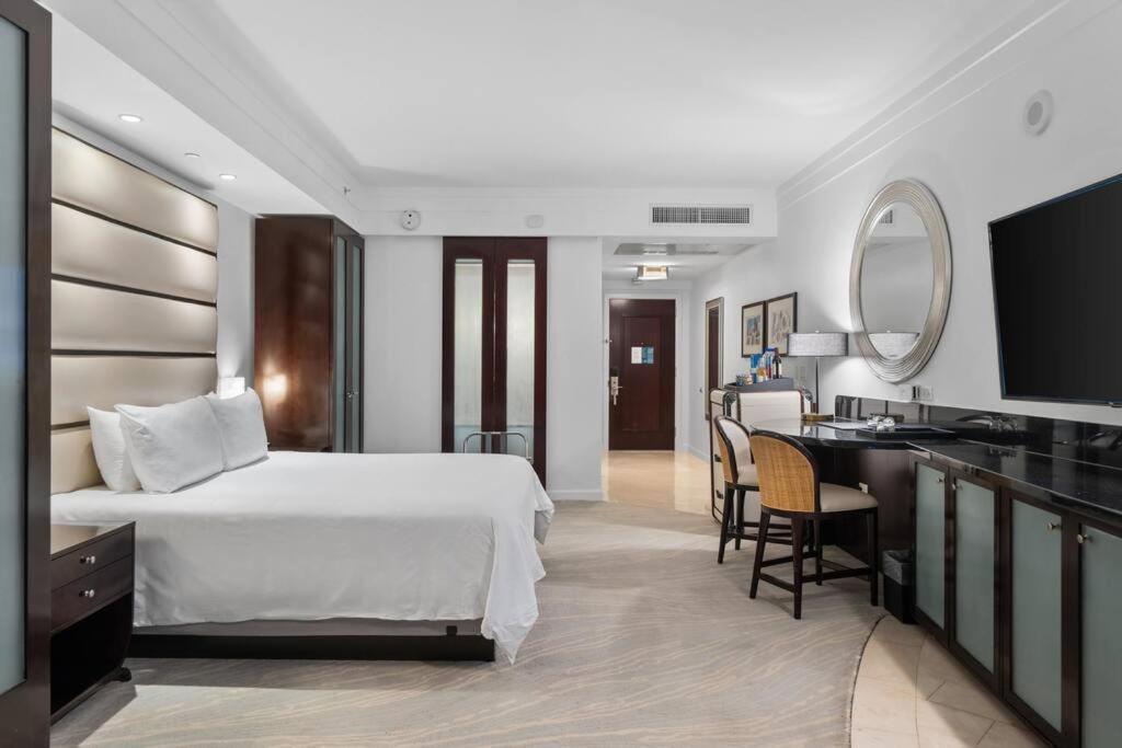 FontaineBleau Resort, with Balcony 10 min from SoBe - 4