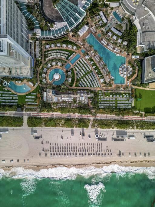 FontaineBleau Resort, with Balcony 10 min from SoBe - 5