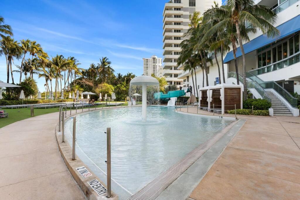 FontaineBleau Resort, with Balcony 10 min from SoBe - 2