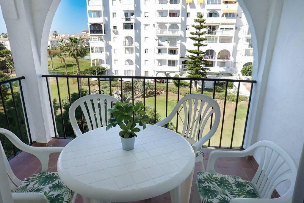 Piscina y playa en Laguna Beach Torrox