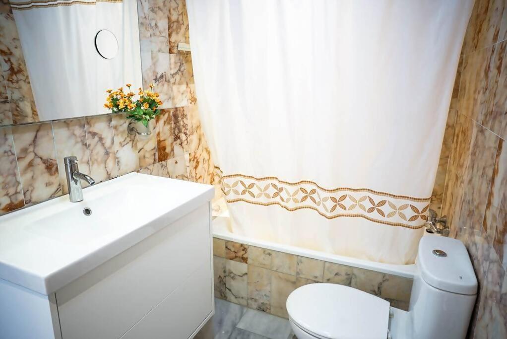 Piscina y playa en Laguna Beach Torrox - 3