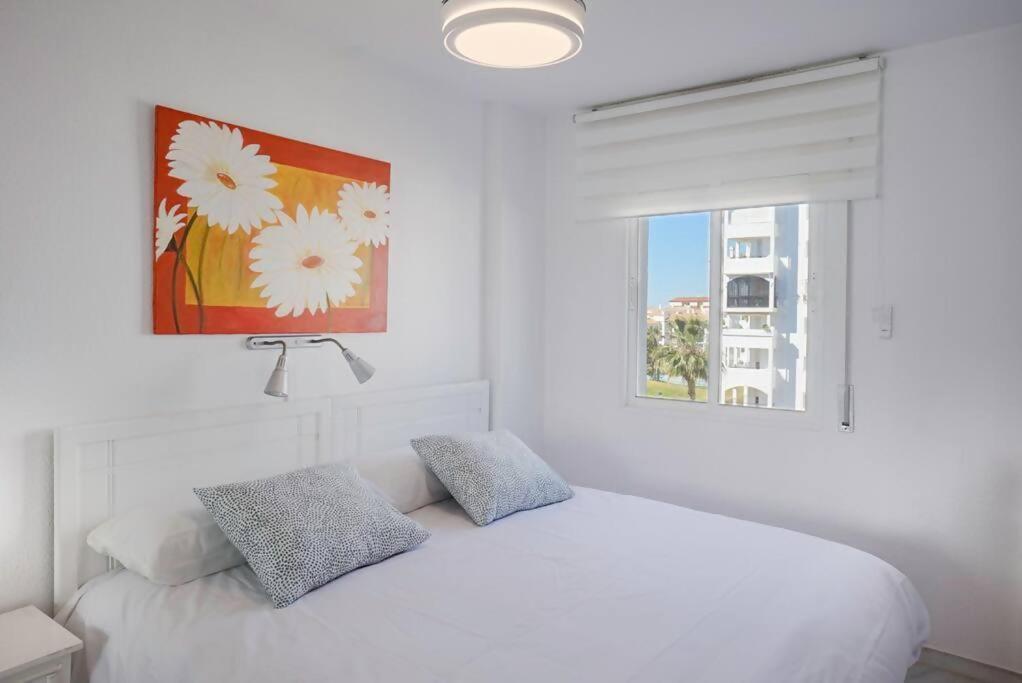 Piscina y playa en Laguna Beach Torrox - 2