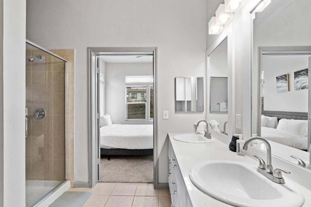 Modern Austin 2BR 2B Apt with Pool Parking & WIFI - 3