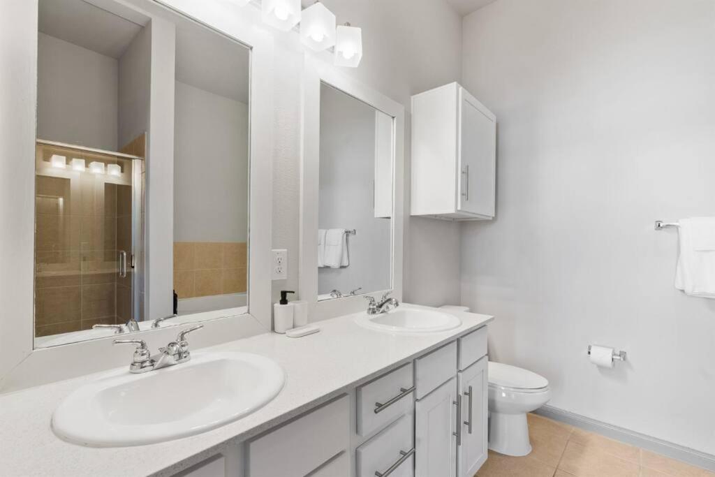 Modern Austin 2BR 2B Unit with Pool, Parking & WiFi - 3