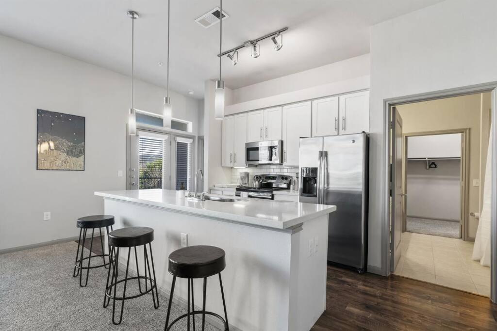 Modern Austin 2BR 2B Unit with Pool, Parking & WiFi - 4